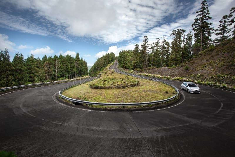 Auto auf der Straße durch Wendeecke - Azoren-Sao Miguel Portug lizenzfreies stockfoto Auto auf der Straße durch Wendeecke - Azoren-Sao Miguel Portug lizenzfreies stockfoto