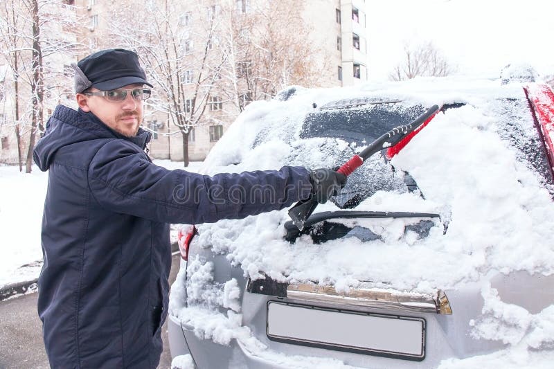 Auto Auf Einer Winterstraße Hand Des Mannes Säubert Das Fenster