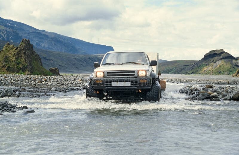 Auto, das Anhänger zieht und Fluss in Island kreuzt stockbilder Auto, das Anhänger zieht und Fluss in Island kreuzt stockbilder