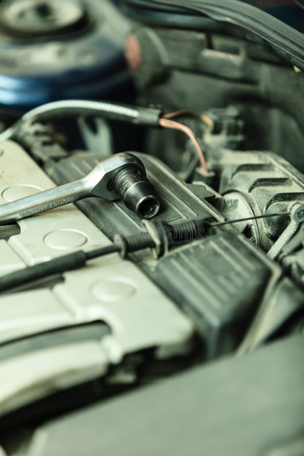 Auto in de dienst het herstellen Autoreparatiewerkplaats stock afbeelding Auto in de dienst het herstellen Autoreparatiewerkplaats stock afbeelding