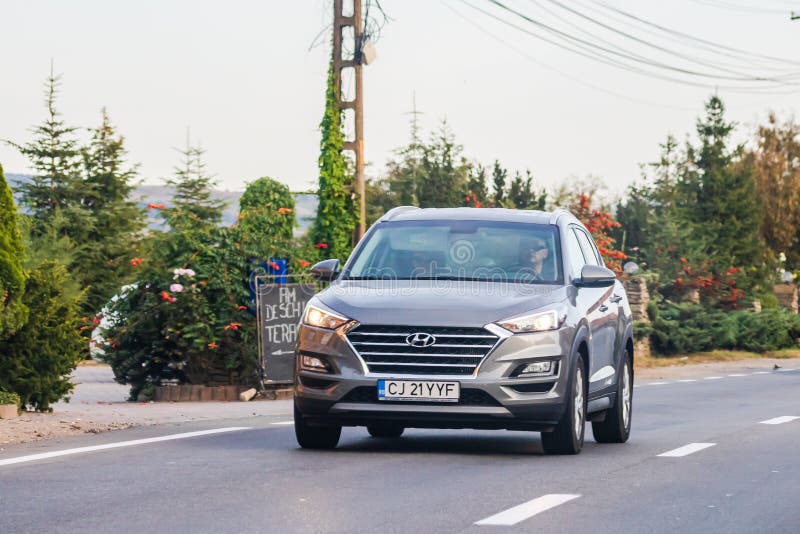 Auto De Hyundai En Movimiento En La Carretera Asfaltada Vista Frontal