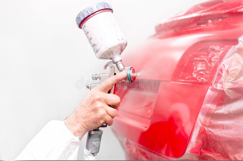 Un ingeniero la pintura pintar sobre el en extrano cobertizo agotador extrano traje.