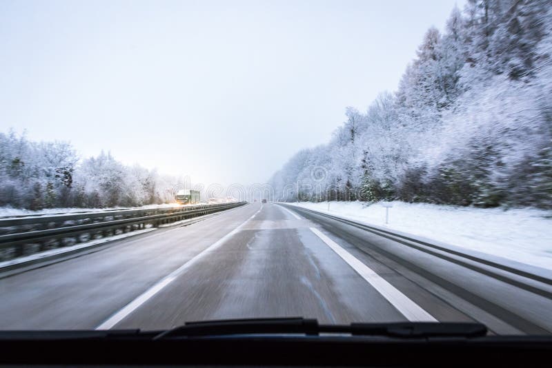 Auto-Fahren auf Snowy-Straßen-Landstraße Autobahn-Deutsch-Transport stockbilder Auto-Fahren auf Snowy-Straßen-Landstraße Autobahn-Deutsch-Transport stockbilder