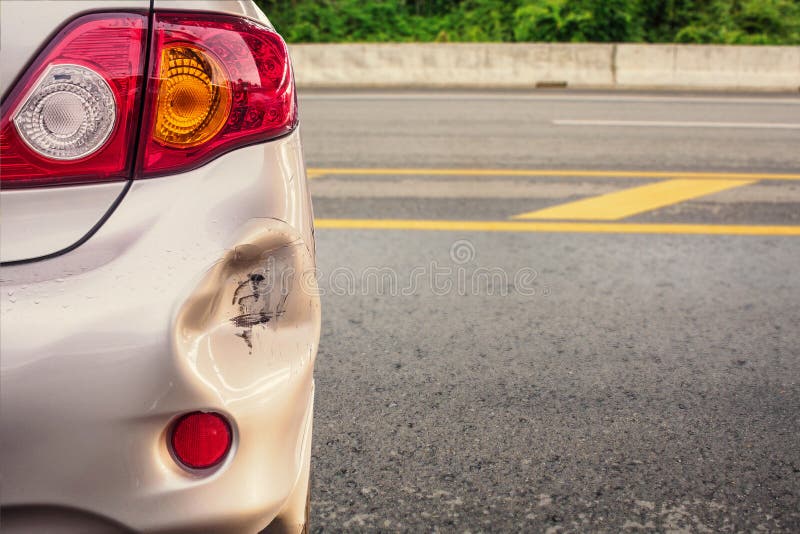 Auto hat hintere Stoßstange geschädigten Unfall eingebeult lizenzfreies stockfoto Auto hat hintere Stoßstange geschädigten Unfall eingebeult lizenzfreies stockfoto