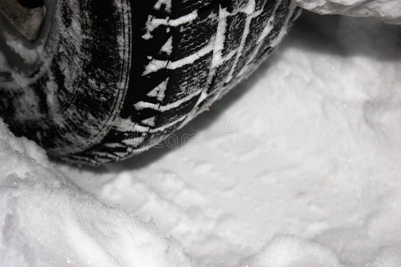 Auto ist auf einer schneebedeckten Winterstraße Ð-¡ verlieren oben von den Winterreifen stockbild Auto ist auf einer schneebedeckten Winterstraße Ð-¡ verlieren oben von den Winterreifen stockbild