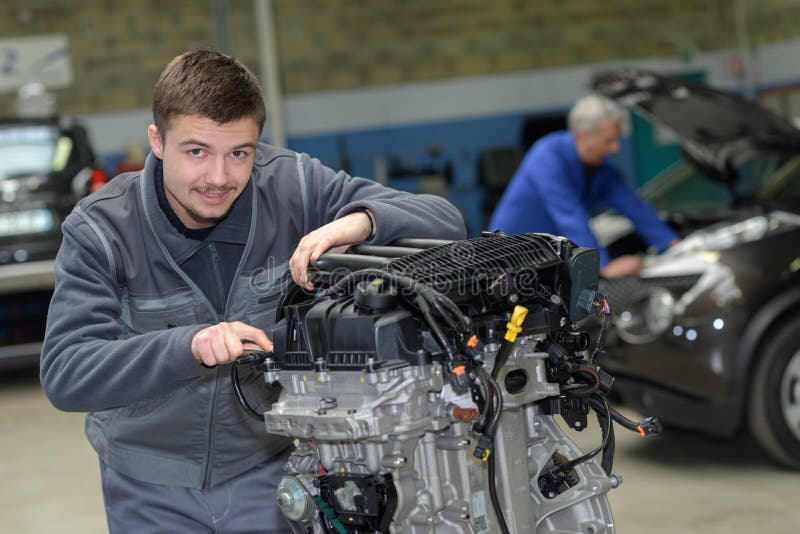 Механик обучение дистанционно. Учиться на механика. Т40 Mechanic show. Машину которую там мотор показывают человеком. Механик показывает класс возле двигателя.