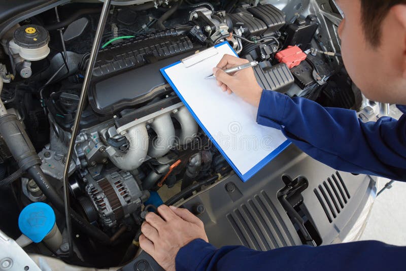 Auto mechanische het controleren motor van een auto stock foto's Auto mechanische het controleren motor van een auto stock foto's