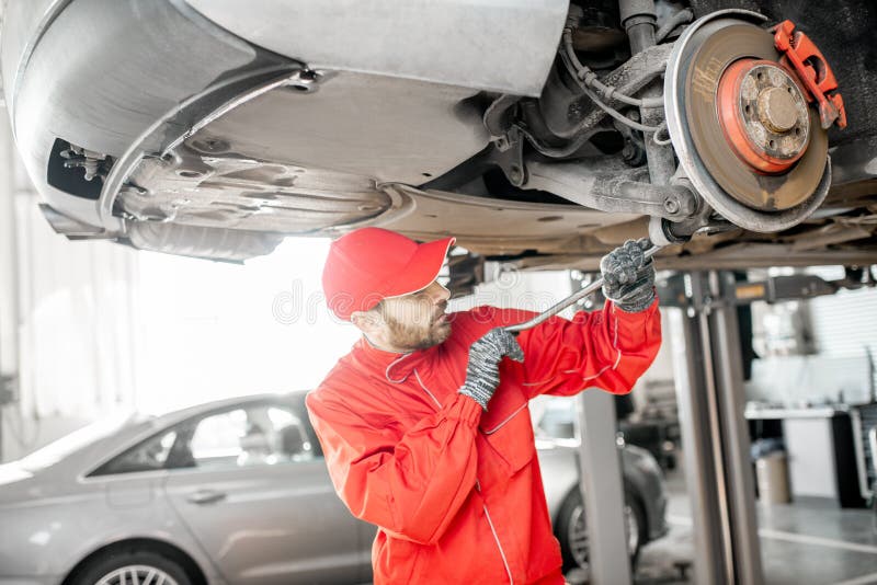 Auto mechanische het diagnostiseren auto bij de autodienst royalty-vrije stock foto Auto mechanische het diagnostiseren auto bij de autodienst royalty-vrije stock foto