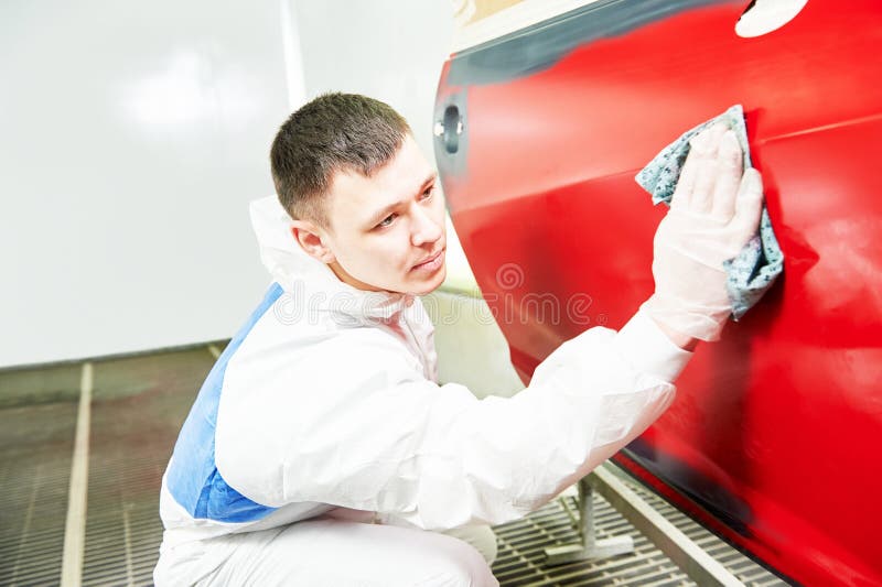 Auto mecânico que limpa o carro fotos de stock Auto mecânico que limpa o carro fotos de stock