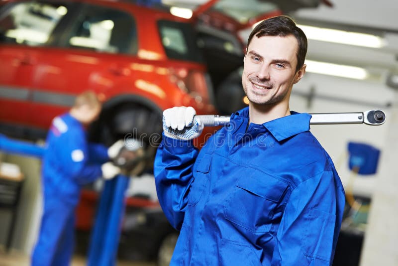 Auto mekaniker för Repairman på arbete royaltyfri foto Auto mekaniker för Repairman på arbete royaltyfri foto