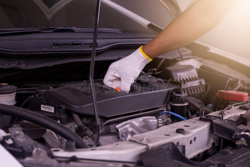 Auto mekaniker som kontrollerar motorn för olje- nivå, automatisk underhållsbilreparation arkivbild Auto mekaniker som kontrollerar motorn för olje- nivå, automatisk underhållsbilreparation arkivbild