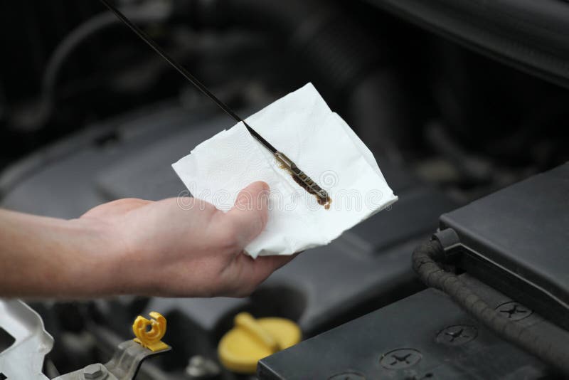Auto mekaniker som kontrollerar oljestickan för motorolja i bil arkivfoton Auto mekaniker som kontrollerar oljestickan för motorolja i bil arkivfoton