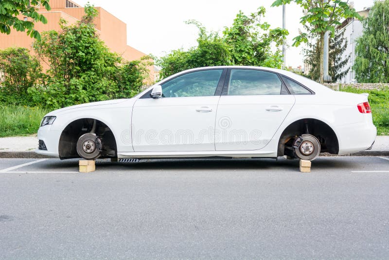 Auto mit gestohlenen Rädern lizenzfreies stockfoto Auto mit gestohlenen Rädern lizenzfreies stockfoto