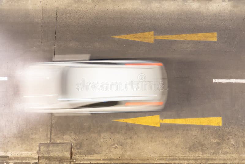 Auto in movimento fuori dal parcheggio con movimento sfuocato