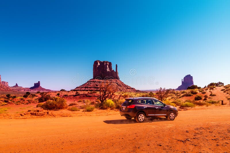 Auto op de aandrijving van de Monumentenvallei De Valleiaandrijving is een toneellandweg door het Stammenpark van Navajo tussen A