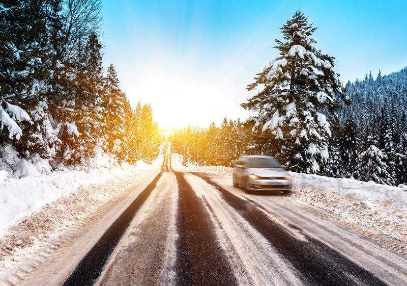 Auto op de de winterweg royalty-vrije stock afbeelding Auto op de de winterweg royalty-vrije stock afbeelding