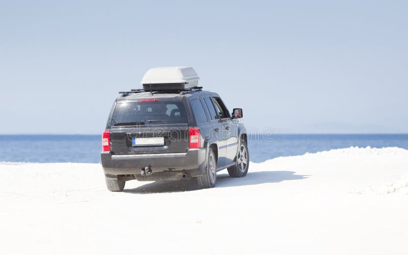 Auto op witte marmeren kust stock foto Auto op witte marmeren kust stock foto