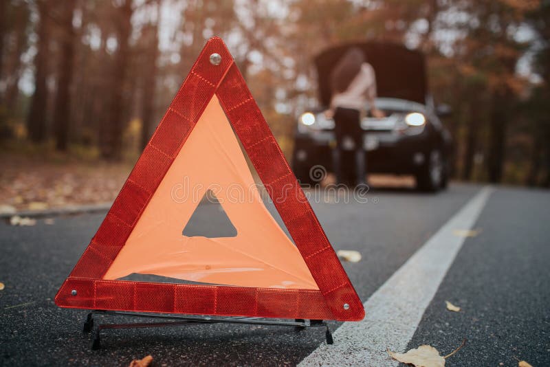 Auto pomoc i ubezpieczenie, kłopoty podczas gdy podróżujący pojęcie Łamany samochodu i samochodu trójbok na drodze, kobiety czeka zdjęcie stock Auto pomoc i ubezpieczenie, kłopoty podczas gdy podróżujący pojęcie Łamany samochodu i samochodu trójbok na drodze, kobiety czeka zdjęcie stock