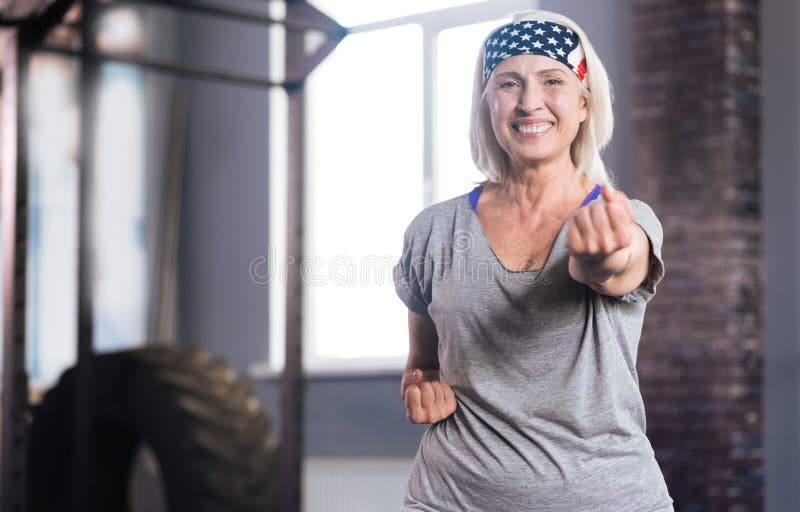Auto praticando da mulher ativa feliz - defesa imagem de stock Auto praticando da mulher ativa feliz - defesa imagem de stock