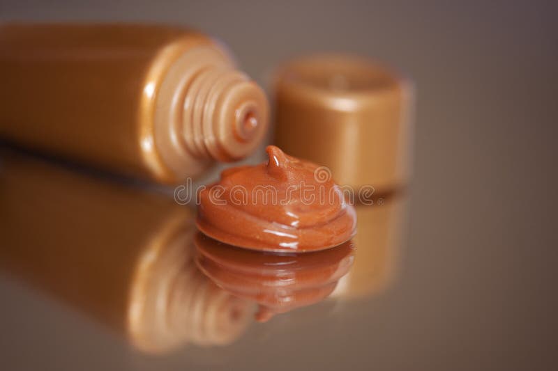 Auto que bronzea-se bronzeando a loção imagens de stock Auto que bronzea-se bronzeando a loção imagens de stock