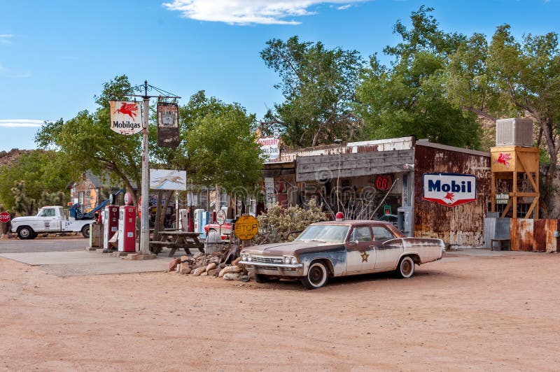 Auto rare, vintage e vecchie scuole sulla famosa stazione di servizio sulla Route 66 a Hackberry, Arizona USA