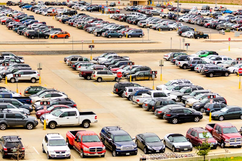 Auto's in het luchthavenparkeerterrein bij DIA