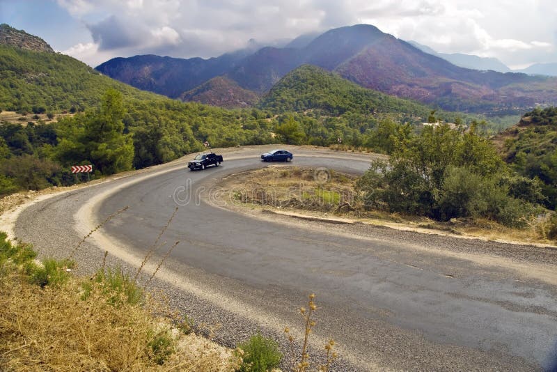Auto's op een slingerende weg in de bergen royalty-vrije stock foto's