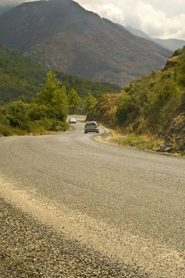 Auto's op een slingerende weg in de bergen royalty-vrije stock afbeeldingen