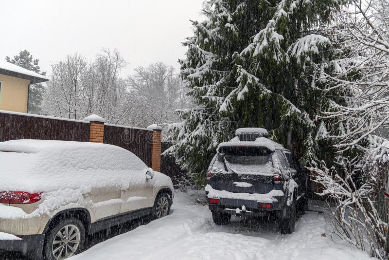 Auto's staan op straat na sneeuwstorm Auto's zijn bedekt met sneeuw na zware sneeuwval royalty-vrije stock foto's Auto's staan op straat na sneeuwstorm Auto's zijn bedekt met sneeuw na zware sneeuwval royalty-vrije stock foto's