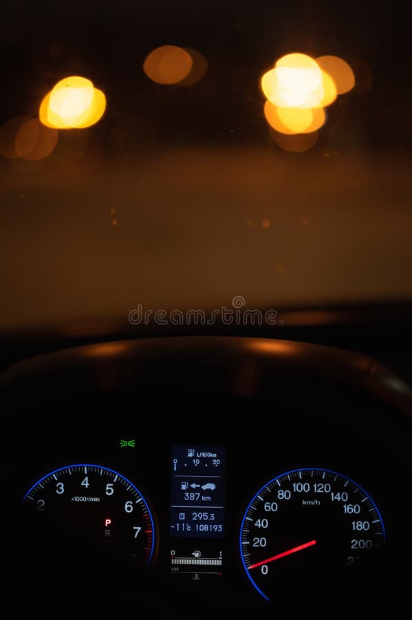 Auto-Tacho-Glühen Im Dunkeln Stockfoto - Bild von zahl, auto: 238690680