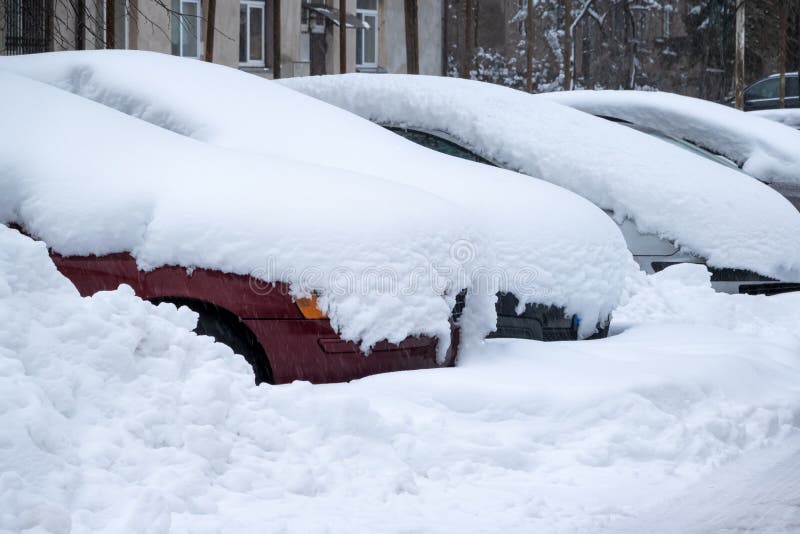 Auto Unter Dicker Schneedecke Nach Sturm. Unter Eis Vergrabene Fahrzeuge.  Niemand Stockfoto - Bild von verkehr, stadt: 229821628