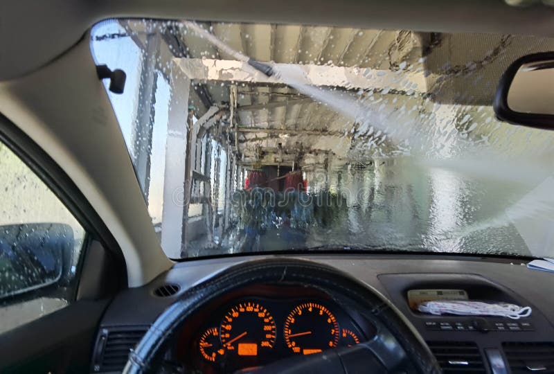 Schwamm über Dem Auto Für Das Waschen Stockbild - Bild von glas