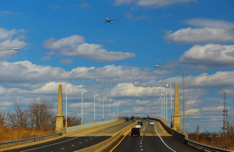 Autobahn die Brücke durch Fluss mit Straße stockfotos Autobahn die Brücke durch Fluss mit Straße stockfotos