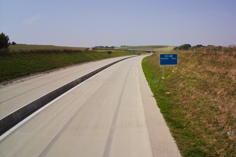 Autobahn A94 in Heldenstein mit StraÃŸenschilderabstand nach MÃ¼nchen 64 km erÃ¶ffnet neue Autobahn