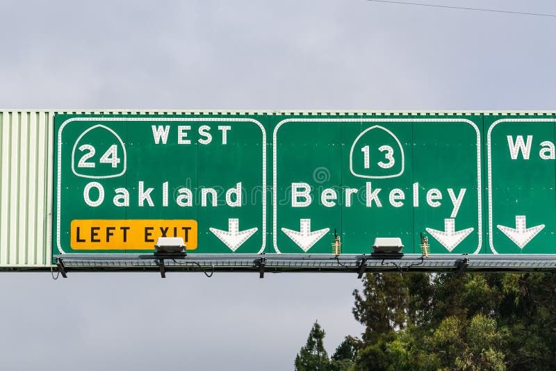 Autobahn Signage, der Informationen über die Wege gehen zu Oakland und zu Berkeley bereitstellt; San- Francisco Baybereich, Kalif