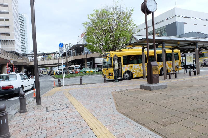 Autobus de jaune de musée de Ghibli à la station de Mitaka image libre de droits Autobus de jaune de musée de Ghibli à la station de Mitaka image libre de droits