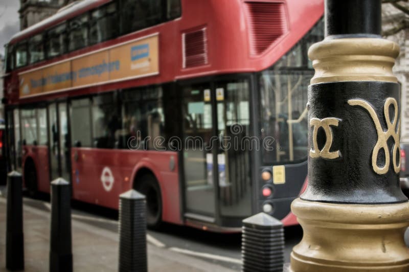 Autobus de Londres, lampes de chanel photo stock Autobus de Londres, lampes de chanel photo stock