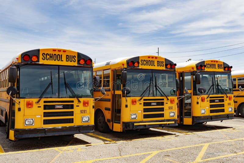 Autobus scolaire jaune dans un sort de secteur attendant pour partir pour les étudiants V