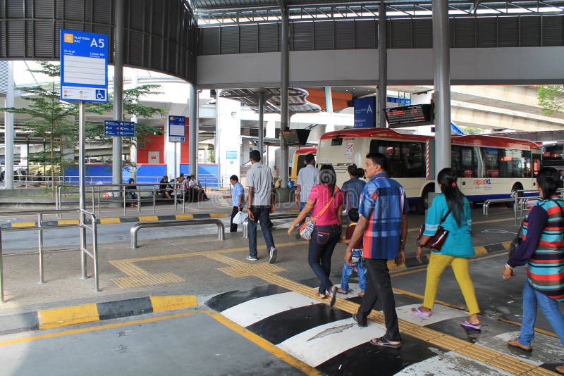 Autobusowa sekcja obok lrt przy pasar seni zdjęcia stock Autobusowa sekcja obok lrt przy pasar seni zdjęcia stock