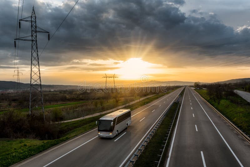 Autobusowy podróżować na osamotnionej autostradzie obrazy royalty free Autobusowy podróżować na osamotnionej autostradzie obrazy royalty free