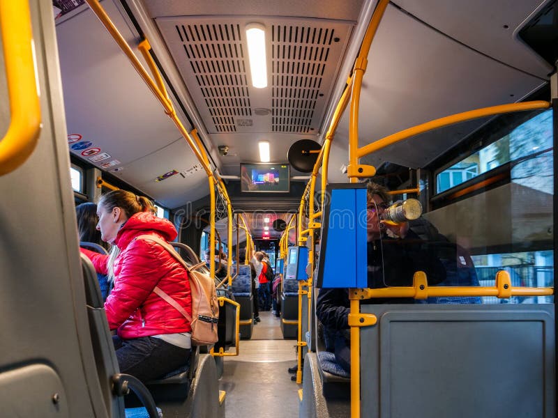 Autobusowy wnętrze z pasażerów podróżować zdjęcie stock Autobusowy wnętrze z pasażerów podróżować zdjęcie stock