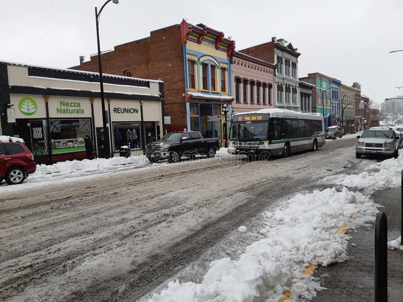 Autobús de la ciudad en una calle nevada