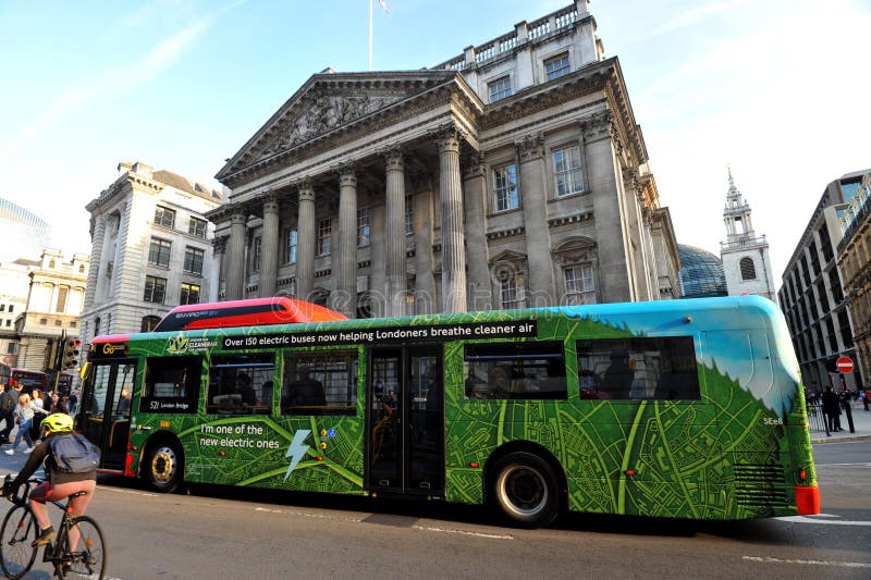 Autobús eléctrico en el centro de la ciudad de Londres, Inglaterra foto de archivo Autobús eléctrico en el centro de la ciudad de Londres, Inglaterra foto de archivo