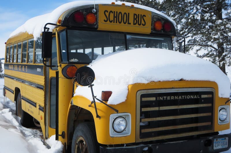 Autobús escolar cubierto en nieve imagen de archivo Autobús escolar cubierto en nieve imagen de archivo