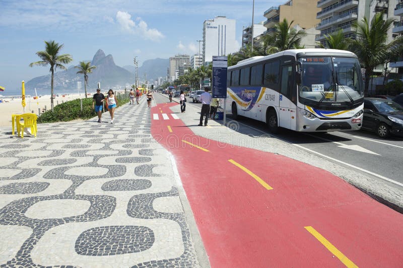 Autobús Rio de Janeiro Ipanema Bike Path foto de archivo libre de regalías Autobús Rio de Janeiro Ipanema Bike Path foto de archivo libre de regalías