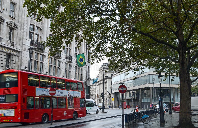 Autobús rojo de la calle de Londres, bicicleta, en la bandera del edificio del Brasil fotografía de archivo libre de regalías Autobús rojo de la calle de Londres, bicicleta, en la bandera del edificio del Brasil fotografía de archivo libre de regalías