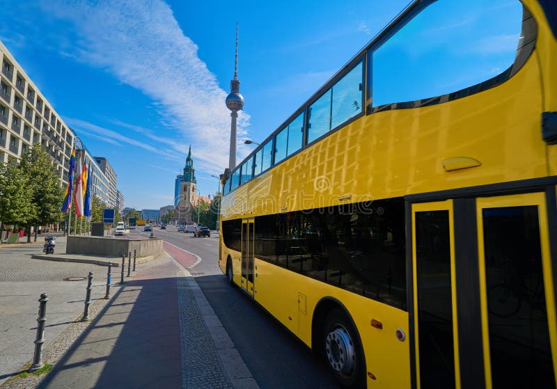 Autobús turístico amarillo de Berlín cerca de los Dom del berlinés