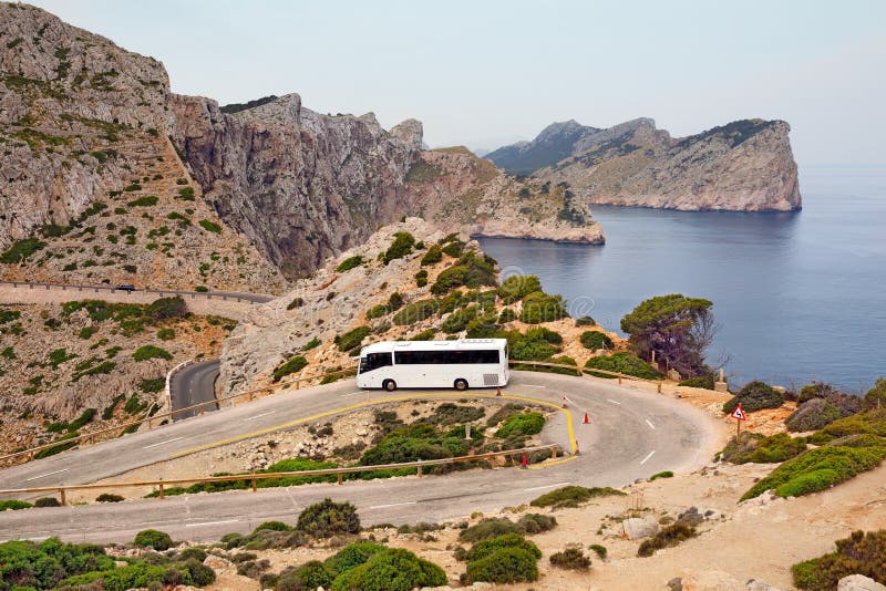 Autobús turístico en el camino de la montaña del cabo Formentor Isla Majorca, España imagen de archivo Autobús turístico en el camino de la montaña del cabo Formentor Isla Majorca, España imagen de archivo