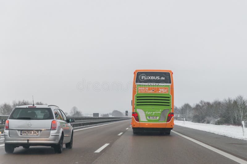 Autobús y coches de Flixbus en la dirección del autobahn A6 al rnberg del ¼ de NÃ, germen fotos de archivo libres de regalías Autobús y coches de Flixbus en la dirección del autobahn A6 al rnberg del ¼ de NÃ, germen fotos de archivo libres de regalías