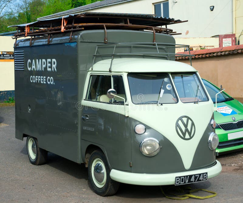 Autocaravana cl?sica del transportador de Volkswagen del vintage, Devon, Reino Unido, el 2 de abril de 2018 foto de archivo Autocaravana cl?sica del transportador de Volkswagen del vintage, Devon, Reino Unido, el 2 de abril de 2018 foto de archivo